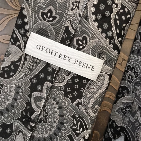 Black and Silver Grey Geoffrey Beene Vintage Tie - Picture 5 of 9